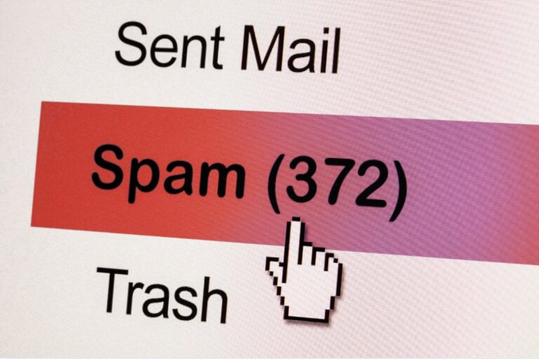 Dossier Spam d’une boîte de réception avec 372 emails, curseur sur le dossier